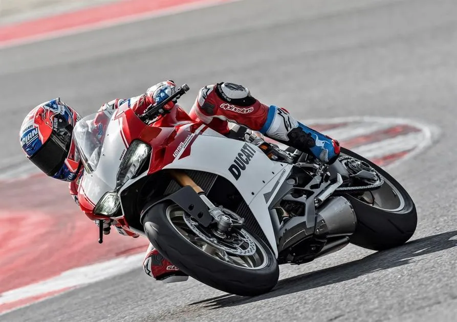 Ducati presenta la sua nuova supersportiva, una moto da strada con aspetto da corsa
