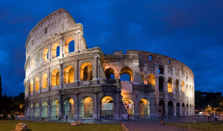 Roma, turisti tentano di scavalcare il cancello del Colosseo. Uno di loro è ricoverato in ospedale