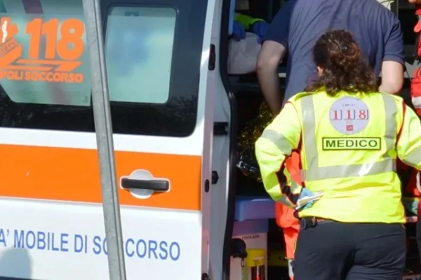 Tragedia ad Arezzo: morta bambina dimenticata in auto dalla madre