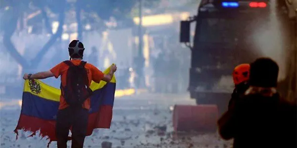 Venezuela, caos nel paese dopo il referendum anti-Maduro, due morti