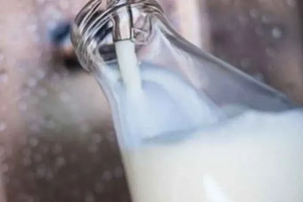 Latte contaminato: pronta un’azione dei consumatori contro Lactalis