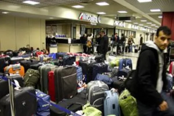 Sciopero improvviso addetti ai bagagli aeroporti Linate e Malpensa, disagi e ritardi