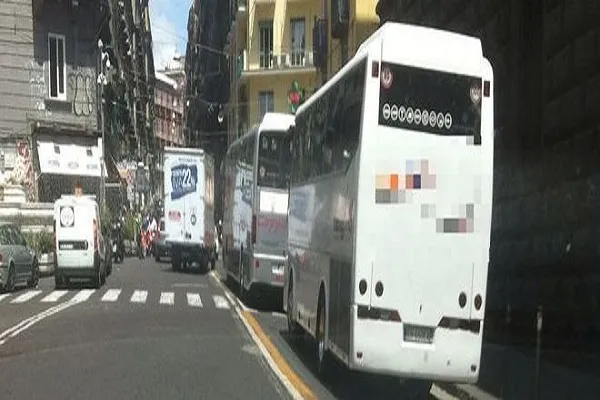Tassa bus turistici a Napoli: sosta in centro a pagamento