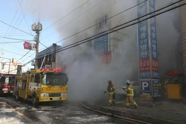Corea del Sud, vastissimo incendio distrugge ospedale: morti e feriti