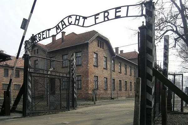 Motto nazista sull’officina: il proprietario non conosce la storia di Auschwitz