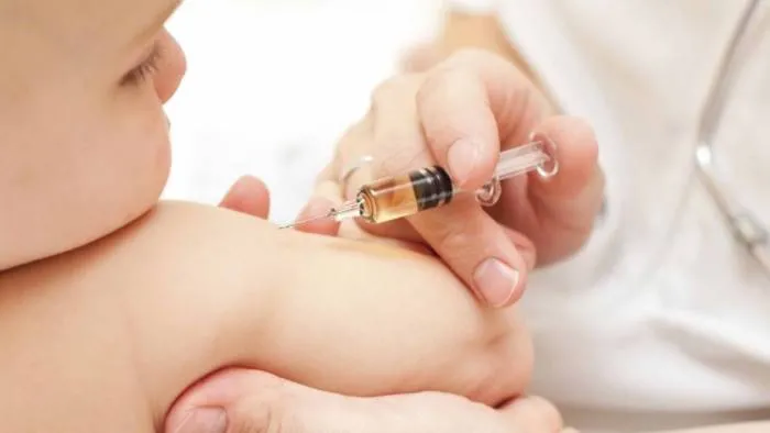 Vaccino scaduto a bimbo di 8 mesi, denuncia a medico e assistenti