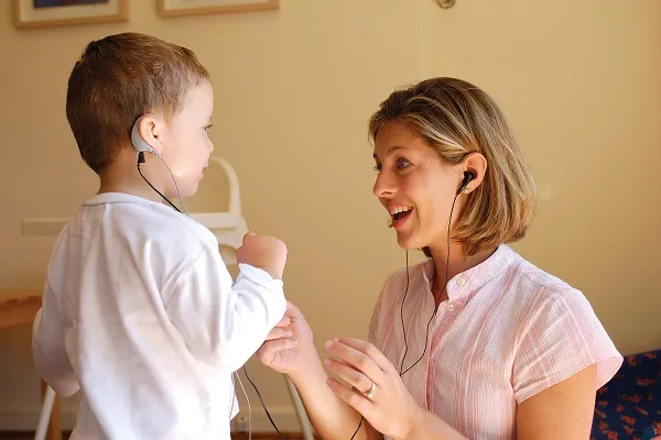 Bambini sordi in Italia, come prevenire il rischio di perdita dell’udito?