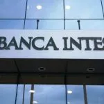 Banca Intesa, martellate e graffiti contro la porta blindata