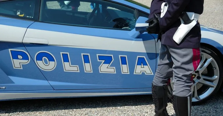 Milano, ladro rumeno prende a pugni e deruba un anziano sotto casa