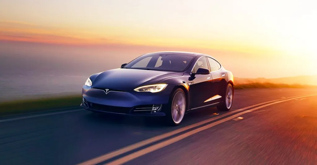 Tesla taglia 3mila posti di lavoro: cosa succede all’azienda automobilistica?