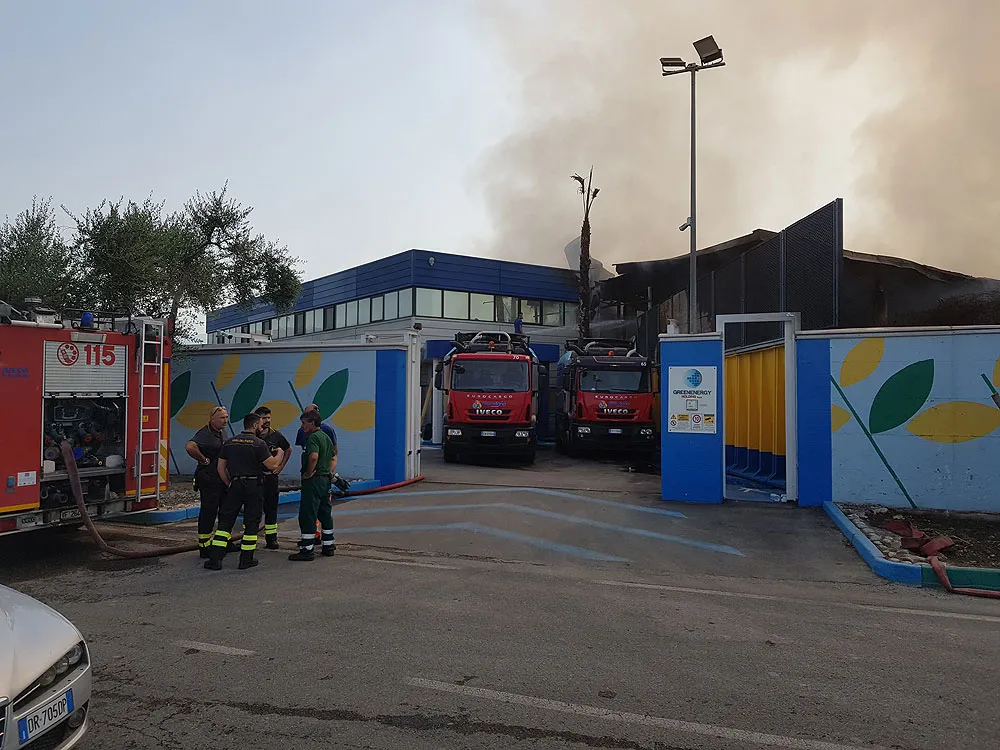 Maxi incendio di ecoballe in provincia di Napoli: allarme disastro ambientale