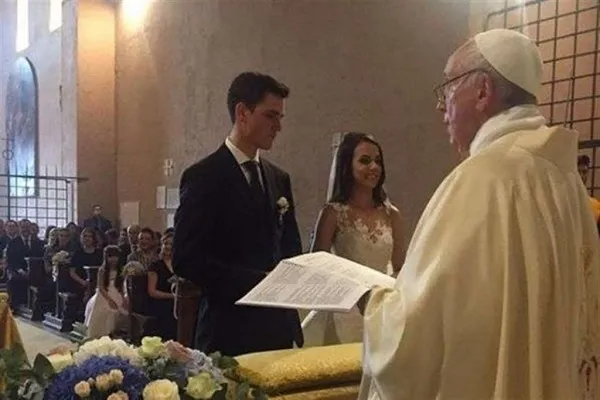 Nozze in Vaticano: Papa Francesco celebra matrimonio a sorpresa