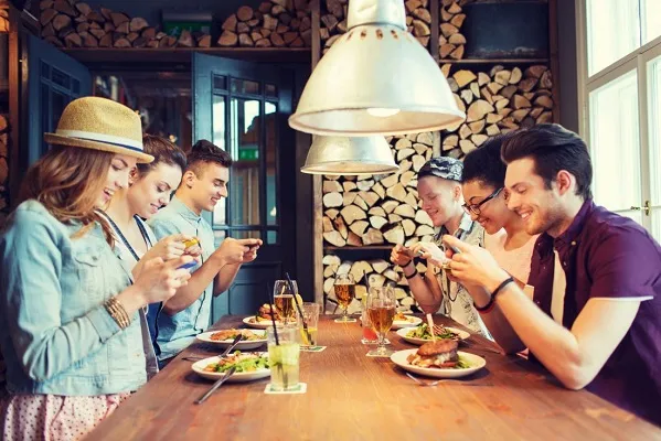 Dipendenza da smartphone: nuove regole nei ristoranti di New York