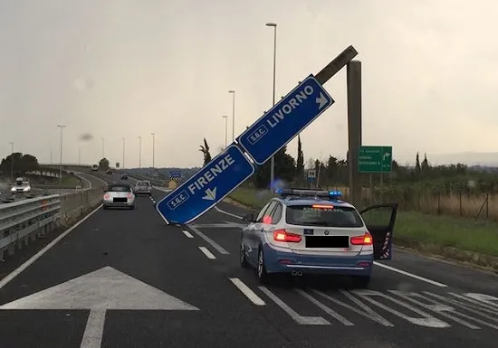 Cartello Stradale cade sull’autostrada Firenze, Pisa e Livorno. Sfiorata la tragedia