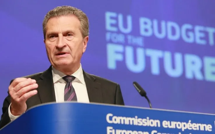 Oettinger, l’Italia vuole distruggere l’Unione Europea