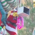 Disneyland: paura per Babbo Natale, si rompe la slitta durante la parata natalizia (VIDEO)