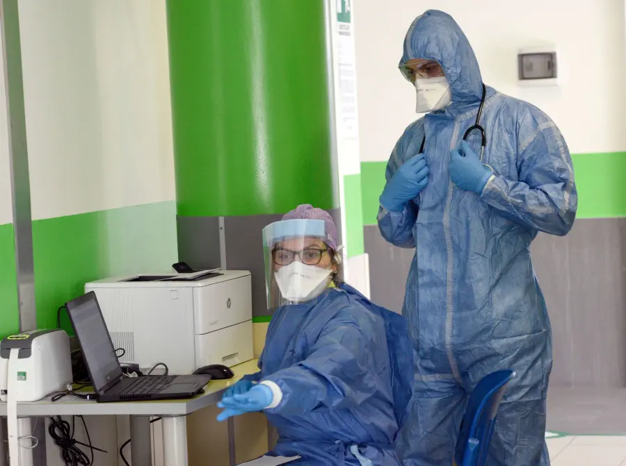 Coronavirus Napoli, paziente sputa contro infermieri e poi scappa. Il dg: "Sono disgustato"