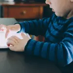 Bambini abbandonati davanti a tablet e PC