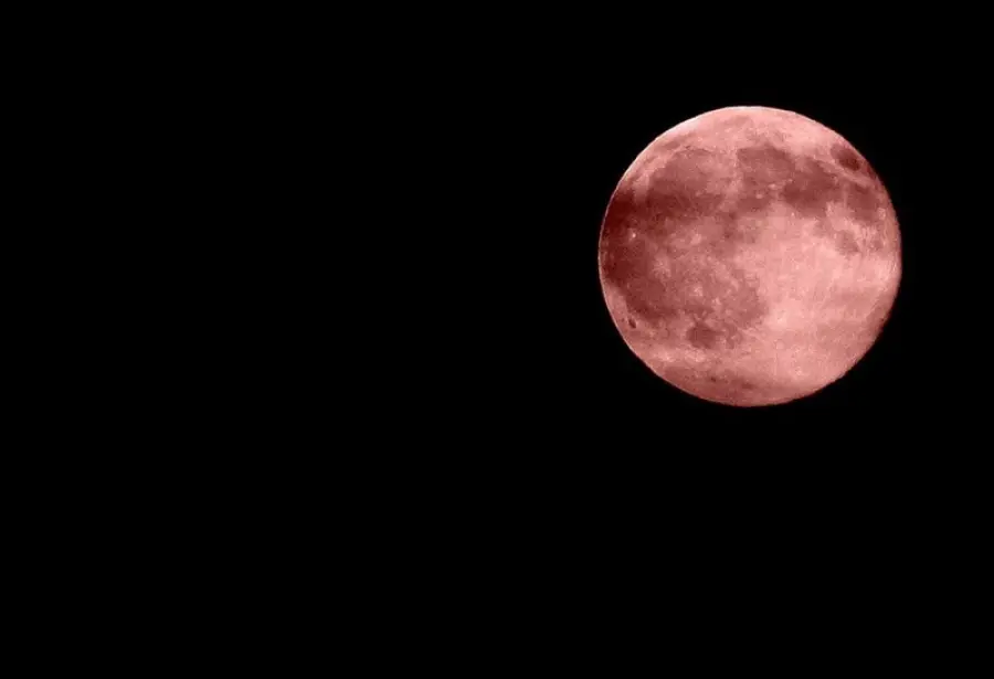 Luna Rosa, occhi al cielo: significato, storia e quando vederla in Italia