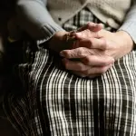 Vicenza, ascolta Radio Maria a tutto volume: nonna minacciata
