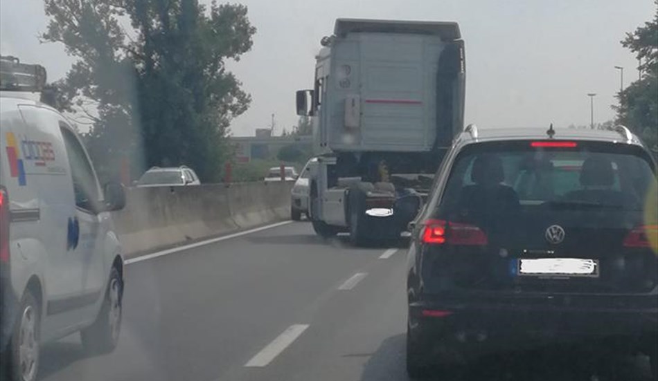 Incidente sull'Adriatica, auto contro mano contro una Fiat Multipla: grave bambina di 9 anni