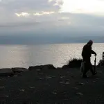 Acilia, rubano pensione ad anziano e lo schiavizzano