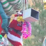 Disneyland: paura per Babbo Natale, si rompe la slitta durante la parata natalizia (VIDEO)