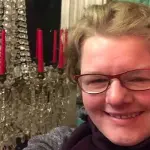 Donna malata di oggettofilia si innamora di un lampadario