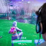 Gioca a Fortnite, gamer picchia la moglie incinta in diretta streaming