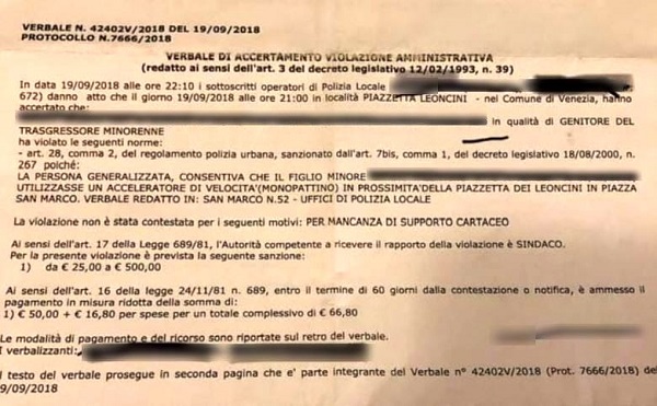 Venezia: bimbo multato per aver usato il monopattino in Piazza San Marco