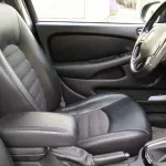 Papà lascia i figli in auto per fare shopping, bimba strangola il fratellino