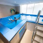 I benefici della fisioterapia in piscina: perché l’acqua fa bene