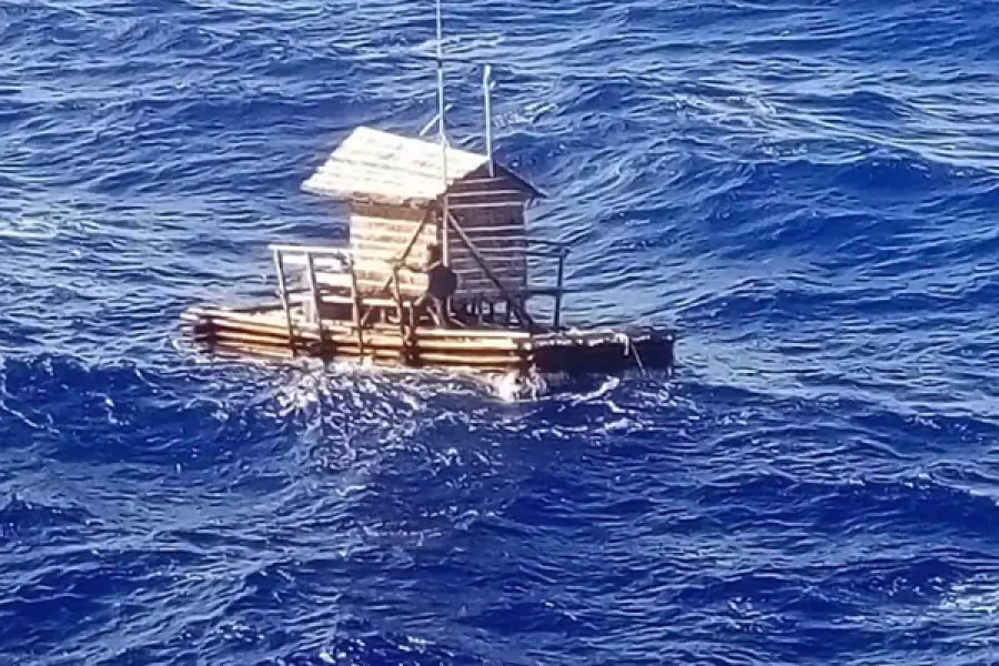 Sopravvive su una zattera per 49 giorni nell'Oceano Pacifico