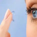 Lenti a contatto in piscina, una donna perde la vista dopo un tuffo