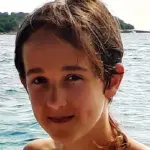 Scappa in bici perché vuole andare a mare in Puglia