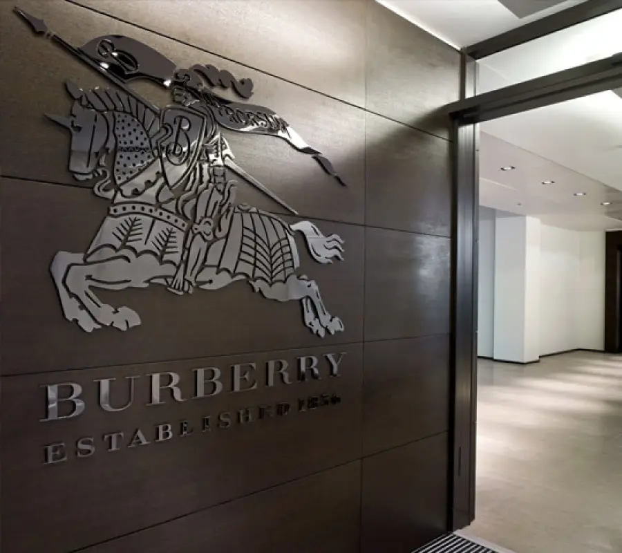 Burberry non brucerà più le merci non vendute