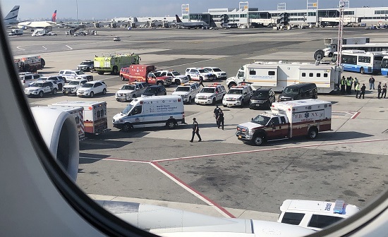 Passeggeri in quarantena all'JFK dopo malore. Il volo proveniva da Dubai