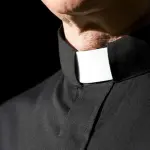 Prete arrestato per molestie sessuali: sorpreso in auto con bimba