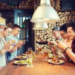 Dipendenza da smartphone: nuove regole nei ristoranti di New York