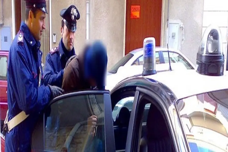 Violenta la moglie dopo averla scoperta con l'amante