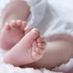 Neonato abbandonato in strada a Brescia: si cercano i genitori