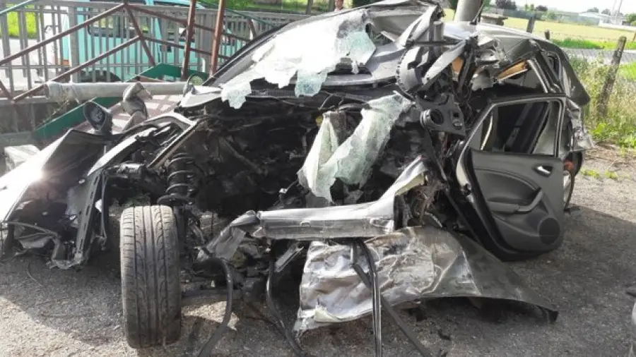 Molinella: 22enne si schianta con l'auto e muore