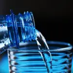 Bere acqua accorcia la vita di 30 minuti ogni bicchiere?