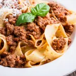 Vegana minaccia la madre con coltello perché cucina il ragù