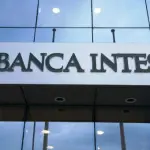 Banca Intesa, martellate e graffiti contro la porta blindata