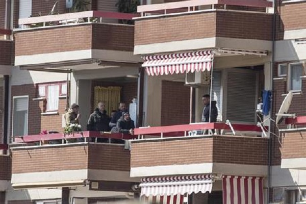 Femminicidio a Latina, carabiniere barricato in casa con le figlie