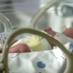 Antibiotico salva bimba neonata da una malattia rarissima, primo caso al mondo