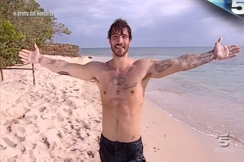 Stefano De Martini e Paola Di Benedetto, nuovo flirt sull'Isola dei Famosi?