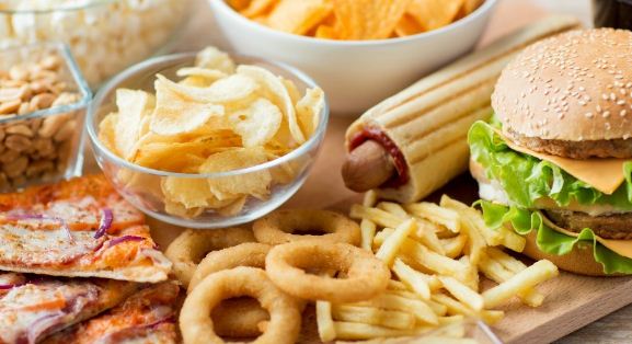 Cancro: è vero che i cibi spazzatura contribuiscono?