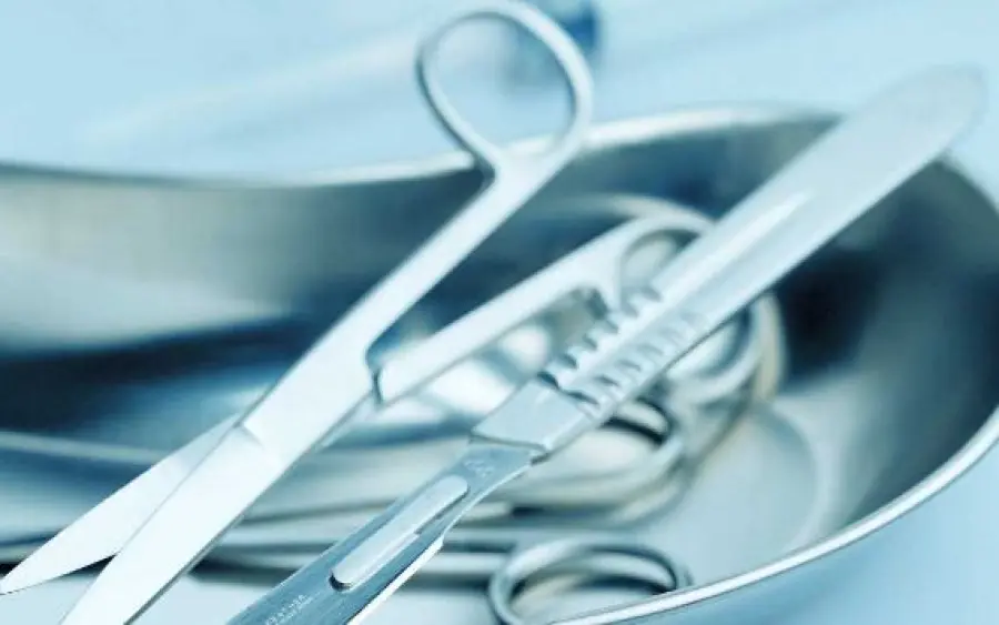 Operazione in diretta: 13 esperti all'opera davanti al mondo intero